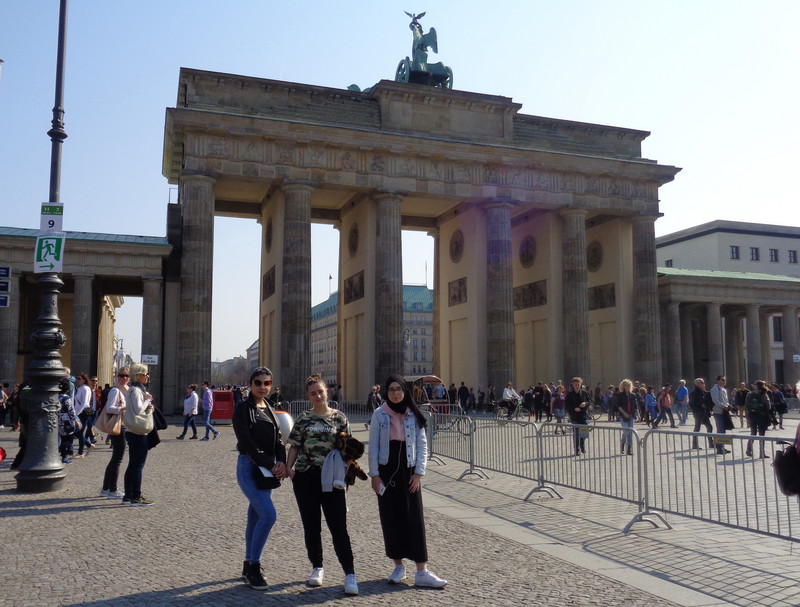 Schülerinnen vor dem Brandenburger Tor