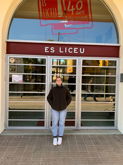 Tamara vor ihrer Einrichtung Es Liceu