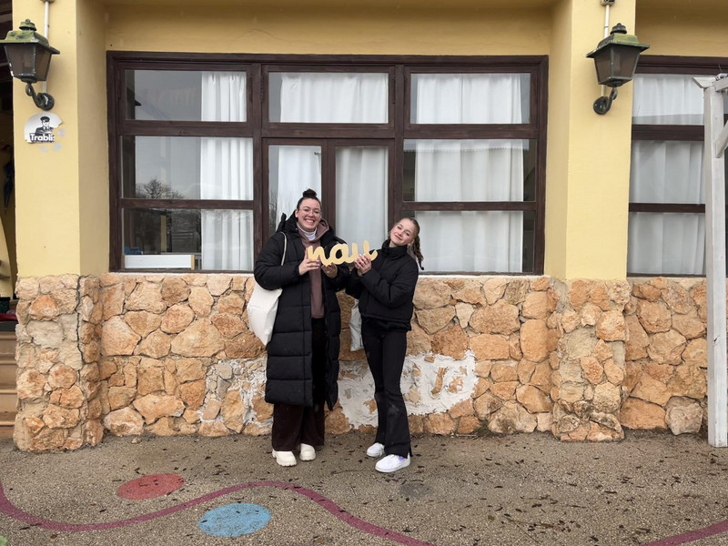 Aleksandra und Janina vor ihrer Einrichtung Nau Escola